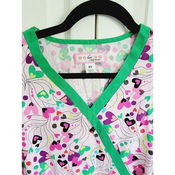 Koi XS by Kathy Peterson Scrub Top Women's Short Sleeve Pink Green Hearts - Picture 4 of 9